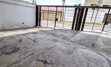 Departamento en Alquiler Los Ceibos, 2 Hab, 3 Bañ, Planta Baja, Parqueo, Patio.