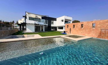 casa de lujo en venta en Fraccionamiento Lomas de Cocoyoc, con excelente área de jardín y alberca