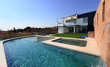 casa de lujo en venta en Fraccionamiento Lomas de Cocoyoc, con excelente área de jardín y alberca