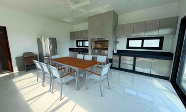 casa de lujo en venta en Fraccionamiento Lomas de Cocoyoc, con excelente área de jardín y alberca