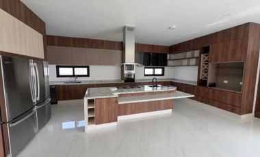 casa de lujo en venta en Fraccionamiento Lomas de Cocoyoc, con excelente área de jardín y alberca