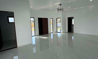 casa de lujo en venta en Fraccionamiento Lomas de Cocoyoc, con excelente área de jardín y alberca