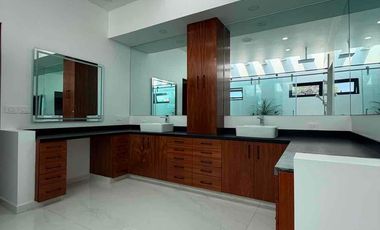 casa de lujo en venta en Fraccionamiento Lomas de Cocoyoc, con excelente área de jardín y alberca