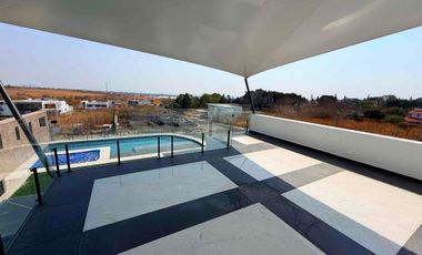 casa de lujo en venta en Fraccionamiento Lomas de Cocoyoc, con excelente área de jardín y alberca