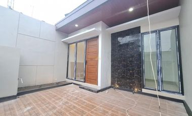 RUMAH BARU, MURAH, CARPOT 2 MOBIL DEKAT KAMPUS UKRIM JOGJA