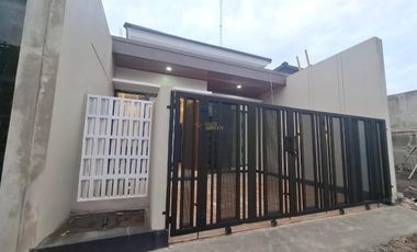 RUMAH BARU, MURAH, CARPOT 2 MOBIL DEKAT KAMPUS UKRIM JOGJA