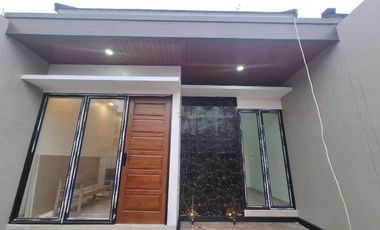 RUMAH BARU, MURAH, CARPOT 2 MOBIL DEKAT KAMPUS UKRIM JOGJA