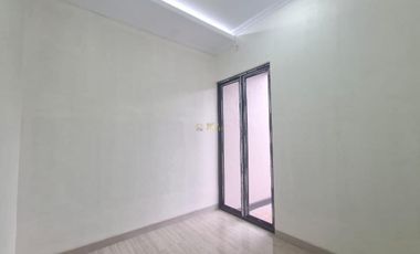 RUMAH BARU, MURAH, CARPOT 2 MOBIL DEKAT KAMPUS UKRIM JOGJA