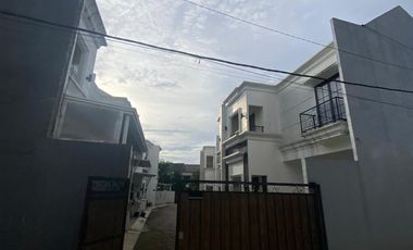 Jual Rumah Take Over 2LT Free Kitchen Set di Geneve Residence dkt GDC Depok