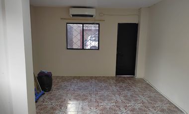 Departamento de alquiler en Sauces, 4 dormitorios, planta baja, 1 parqueo.