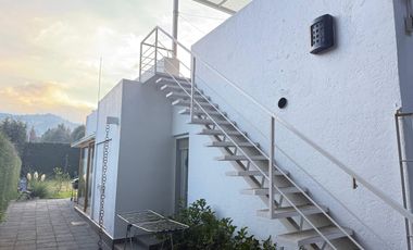 Rancho Ecuestre en Venta | Estilo Moderno Europeo, Cristalería y Vista a Volcanes