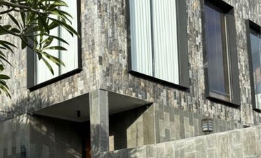 FOR SALE GREY STONE VILLA STRATEGIC LOCATION IN BADUNG, BALI