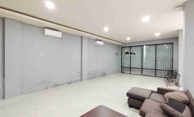 Ruko Area Super Ramai Parkir Luas Anggrek Loka BSD city