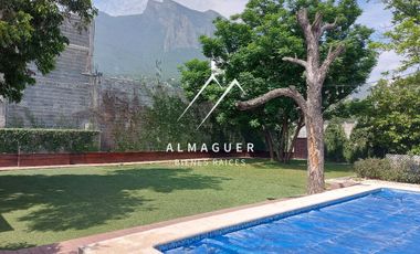 Quinta en Venta en colonia Nuevo Almaguer, con 10 cajones de estacionamiento.