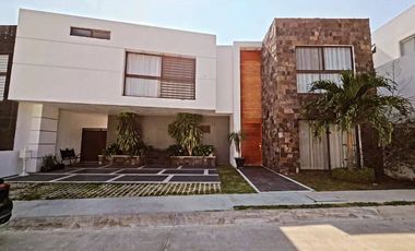 CASA EN VENTA EN FRACCIONAMIENTO FRENTE AL CLUB CAMPESTRE