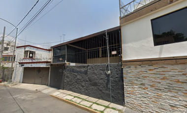 OPORTUNIDAD AMPLIA CASA DOS PLANTAS CON JARDÍN EN LA COL. PERIODISTAS. REMATE BANCARIO