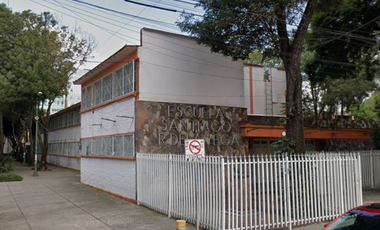 OPORTUNIDAD AMPLIA CASA DOS PLANTAS CON JARDÍN EN LA COL. PERIODISTAS. REMATE BANCARIO