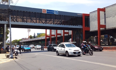 OPORTUNIDAD AMPLIA CASA DOS PLANTAS CON JARDÍN EN LA COL. PERIODISTAS. REMATE BANCARIO