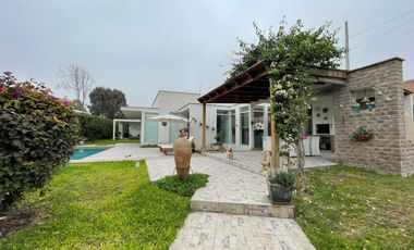 EN VENTA CASA DE LINDO DISEÑO Y PISCINA EN CONDOMINIO PRIVADO PASO CHICO
