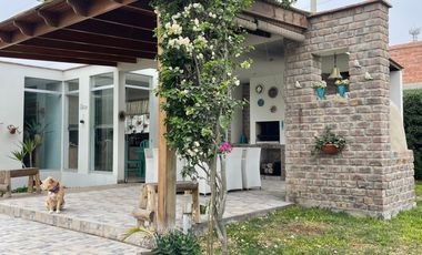 EN VENTA CASA DE LINDO DISEÑO Y PISCINA EN CONDOMINIO PRIVADO PASO CHICO