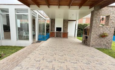 EN VENTA CASA DE LINDO DISEÑO Y PISCINA EN CONDOMINIO PRIVADO PASO CHICO
