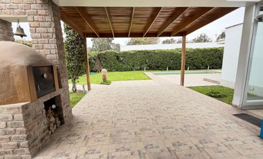 EN VENTA CASA DE LINDO DISEÑO Y PISCINA EN CONDOMINIO PRIVADO PASO CHICO