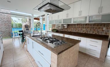 EN VENTA CASA DE LINDO DISEÑO Y PISCINA EN CONDOMINIO PRIVADO PASO CHICO