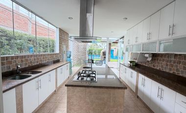EN VENTA CASA DE LINDO DISEÑO Y PISCINA EN CONDOMINIO PRIVADO PASO CHICO