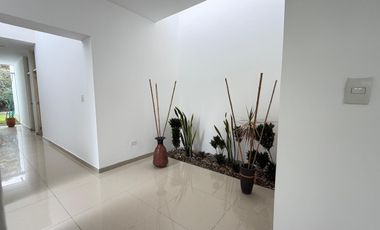 EN VENTA CASA DE LINDO DISEÑO Y PISCINA EN CONDOMINIO PRIVADO PASO CHICO