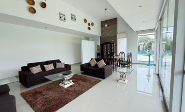 EN VENTA CASA DE LINDO DISEÑO Y PISCINA EN CONDOMINIO PRIVADO PASO CHICO