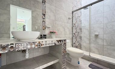 EN VENTA CASA DE LINDO DISEÑO Y PISCINA EN CONDOMINIO PRIVADO PASO CHICO