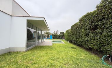 EN VENTA CASA DE LINDO DISEÑO Y PISCINA EN CONDOMINIO PRIVADO PASO CHICO