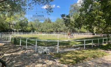 Rancho Señorial Privilegiado, con 3 Pozos y Bella Ecología. Casa estilo Mediterránea amueblada, con alberca, 10 caballerizas: Frontón y Pádel tenis.