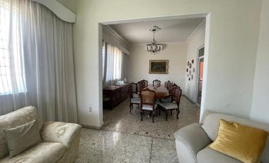 VENDO CASA CERCA DEL MALECON Y DE LA PARROQUIA
