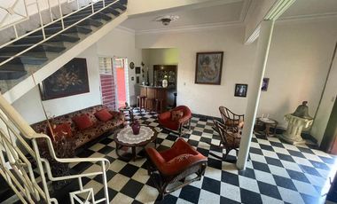 VENDO CASA CERCA DEL MALECON Y DE LA PARROQUIA