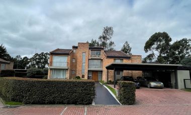 Arriendo Casa en San Simón: 5 hab c/baño, gimnasio, BBQ, terrazas y 6 parqueos, Cancha de tenis