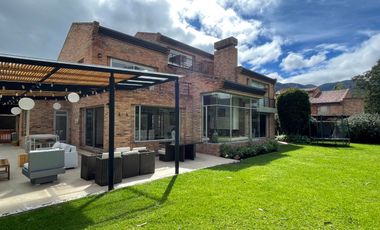 Arriendo Casa en San Simón: 5 hab c/baño, gimnasio, BBQ, terrazas y 6 parqueos, Cancha de tenis