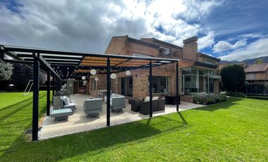 Arriendo Casa en San Simón: 5 hab c/baño, gimnasio, BBQ, terrazas y 6 parqueos, Cancha de tenis