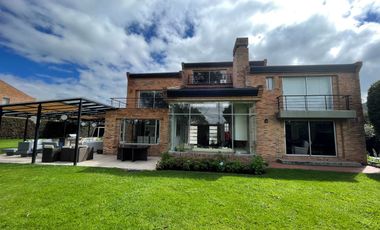 Arriendo Casa en San Simón: 5 hab c/baño, gimnasio, BBQ, terrazas y 6 parqueos, Cancha de tenis