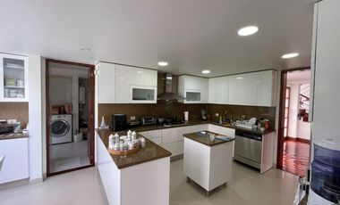 Arriendo Casa en San Simón: 5 hab c/baño, gimnasio, BBQ, terrazas y 6 parqueos, Cancha de tenis