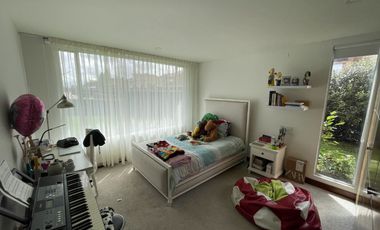 Arriendo Casa en San Simón: 5 hab c/baño, gimnasio, BBQ, terrazas y 6 parqueos, Cancha de tenis