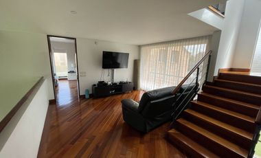 Arriendo Casa en San Simón: 5 hab c/baño, gimnasio, BBQ, terrazas y 6 parqueos, Cancha de tenis