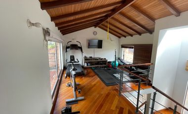 Arriendo Casa en San Simón: 5 hab c/baño, gimnasio, BBQ, terrazas y 6 parqueos, Cancha de tenis