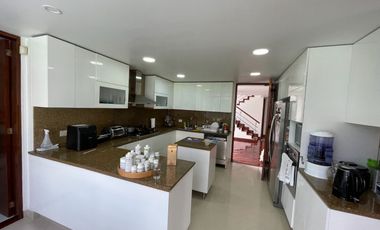 Arriendo Casa en San Simón: 5 hab c/baño, gimnasio, BBQ, terrazas y 6 parqueos, Cancha de tenis