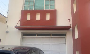 Casa en Metepec de 3 niveles, a 5 min de la salida a CDMX, cochera para 4 autos