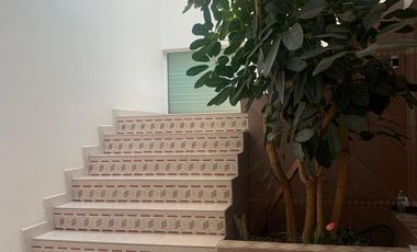 Casa en Metepec de 3 niveles, a 5 min de la salida a CDMX, cochera para 4 autos