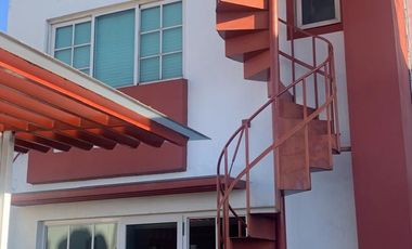 Casa en Metepec de 3 niveles, a 5 min de la salida a CDMX, cochera para 4 autos