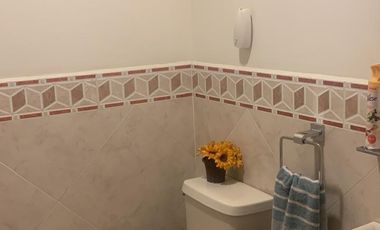 Casa en Metepec de 3 niveles, a 5 min de la salida a CDMX, cochera para 4 autos