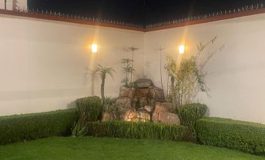 Casa en Metepec de 3 niveles, a 5 min de la salida a CDMX, cochera para 4 autos