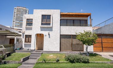 SE VENDE CASA EN COND. MARES DEL SUR.